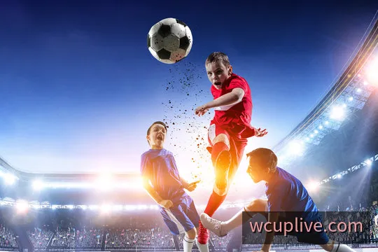 足球场上的赛事灯光与比赛氛围